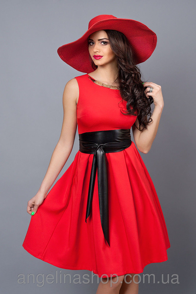 Красное платье с поясом на талии