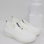 Дуже гарні і ходові білі текстильні кросівки на шнурках